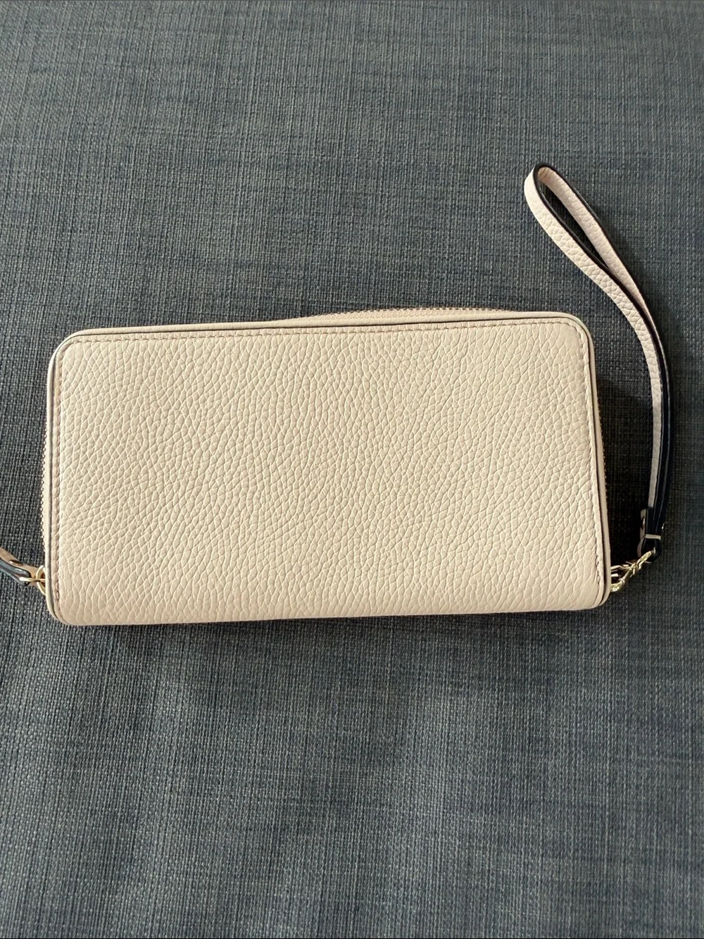 kate spade Cream Pebbled Leather Zip Wristlet. NWOT